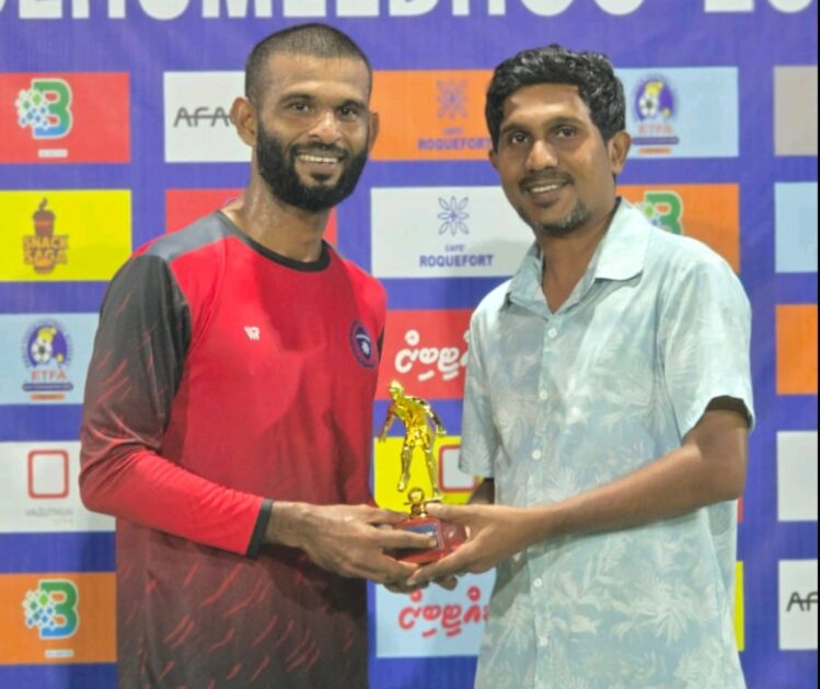 ހުޅުމީދޫ ޕޮލިސްއާއި ކޮމްބައިން ފުޓްބޯޅަ ކްލަބް ބައްދަލުކުރިމެޗްގެ މޮޅު ކުޅުންތެރިޔާ ފައިސަލް ހުޅުމީދޫ ޕޮލިސްއާއި ކޮމްބައިން ފުޓްބޯޅަ ކްލަބް ބައްދަލުކުރިމެޗްގެ މޮޅު ކުޅުންތެރިޔާ ފައިސަލް