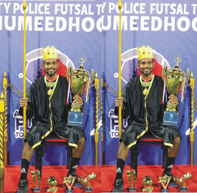 މުބާރާތުގެ އެންމެ މޮޅު ކުޅުންތެރިޔާގެ މަޤާމަށް ހޮވުނު ކޮމްބައިން ޓީމުގެ ޒައިދުﷲ އަޙްމަދު މުބާރާތުގެ އެންމެ މޮޅު ކުޅުންތެރިޔާގެ މަޤާމަށް ހޮވުނު ކޮމްބައިން ޓީމުގެ ޒައިދުﷲ އަޙްމަދު