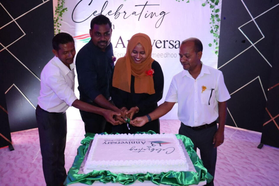 ފެނަކައިގެ 13 ވަނަ އަހަރީދުވަސް ފާހަގަކުރުމަށް ހުޅުމީދޫ ބްރާންޗުން ބޭއްވި ޚާއްސަ ހަފްލާގެ ތެރެއިން ކޭކު ފެޅުން ފެނަކައިގެ 13 ވަނަ އަހަރީދުވަސް ފާހަގަކުރުމަށް ހުޅުމީދޫ ބްރާންޗުން ބޭއްވި ޚާއްސަ ހަފްލާގެ ތެރެއިން ކޭކު ފެޅުން