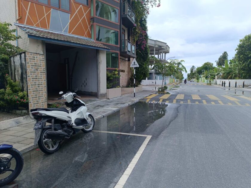 މީދޫ ބޮޑުމަގުގެ ހުޅަނގު ފަރާތުގައި ވާރޭވެހިގެން ހެދޭ ފެންގަނޑު ނުހިނދި ގިނަ ގަޑިއިރުތަކެއް ވަންދެންއޮވޭ މީދޫ ބޮޑުމަގުގެ ހުޅަނގު ފަރާތުގައި ވާރޭވެހިގެން ހެދޭ ފެންގަނޑު ނުހިނދި ގިނަ ގަޑިއިރުތަކެއް ވަންދެންއޮވޭ