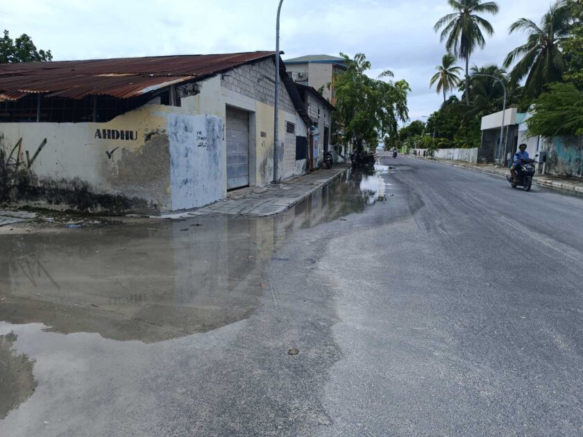 މީދޫ ބޮޑުމަގުގެ ހުޅަނގު ފަރާތުގައި ވާރޭވެހިގެން ހެދޭ ފެންގަނޑު ނުހިނދި ގިނަ ގަޑިއިރުތަކެއް ވަންދެންއޮވޭ މީދޫ ބޮޑުމަގުގެ ހުޅަނގު ފަރާތުގައި ވާރޭވެހިގެން ހެދޭ ފެންގަނޑު ނުހިނދި ގިނަ ގަޑިއިރުތަކެއް ވަންދެންއޮވޭ