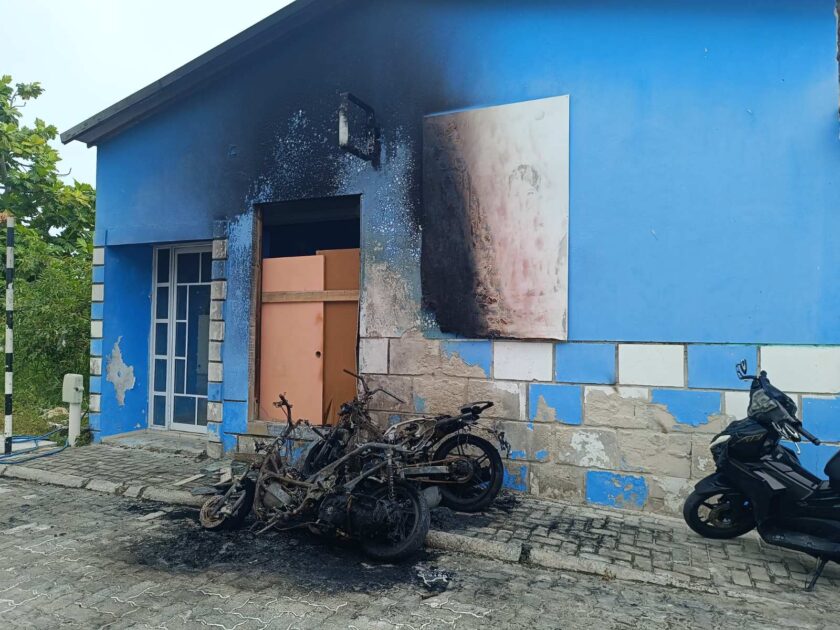 ސ. ހުޅުދޫ މަލާޒް ދޮރުމަތީގައި ބެހެއްޓިފައި ހުރި ދެ ސައިކަލެއްގައި ރޯކޮށްލައިފި- އިތުރު ސައިކަލަށް ވަނީ ބޮޑެތި ގެއްލުން ލިބިފައި- ފޮޓޯ: އައިއެސްއޭ ސ. ހުޅުދޫ މަލާޒް ދޮރުމަތީގައި ބެހެއްޓިފައި ހުރި ދެ ސައިކަލެއްގައި ރޯކޮށްލައިފި- އިތުރު ސައިކަލަށް ވަނީ ބޮޑެތި ގެއްލުން ލިބިފައި- ފޮޓޯ: އައިއެސްއޭ