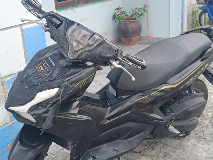 ސ. ހުޅުދޫ މަލާޒް ދޮރުމަތީގައި ބެހެއްޓިފައި ހުރި ދެ ސައިކަލެއްގައި ރޯކޮށްލައިފި- އިތުރު ސައިކަލަށް ވަނީ ބޮޑެތި ގެއްލުން ލިބިފައި- ފޮޓޯ: އައިއެސްއޭ ސ. ހުޅުދޫ މަލާޒް ދޮރުމަތީގައި ބެހެއްޓިފައި ހުރި ދެ ސައިކަލެއްގައި ރޯކޮށްލައިފި- އިތުރު ސައިކަލަށް ވަނީ ބޮޑެތި ގެއްލުން ލިބިފައި- ފޮޓޯ: އައިއެސްއޭ