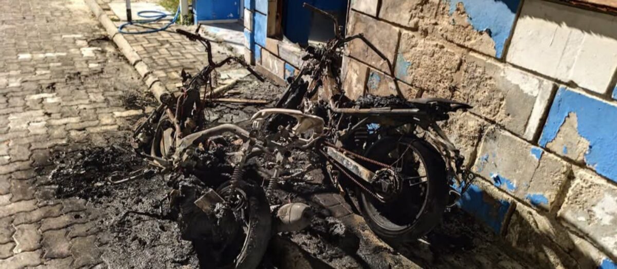 ސ. ހުޅުދޫ މަލާޒް ދޮރުމަތީގައި ބެހެއްޓިފައި ހުރި ދެ ސައިކަލެއްގައި ރޯކޮށްލައިފި- ފޮޓޯ : ޒުހުރީ ސ. ހުޅުދޫ މަލާޒް ދޮރުމަތީގައި ބެހެއްޓިފައި ހުރި ދެ ސައިކަލެއްގައި ރޯކޮށްލައިފި- ފޮޓޯ : ޒުހުރީ