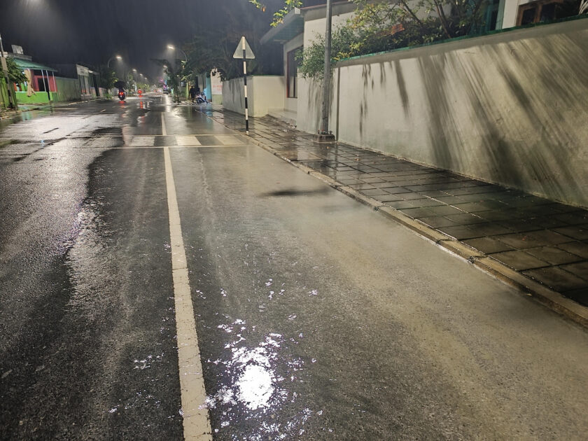 މީދޫ ބޮޑުމަގުގެ ހުޅަނގު ފަރާތުގައި ވާރޭވެހިގެން ހެދޭ ފެންގަނޑު ނުހިނދި ގިނަ ގަޑިއިރުތަކެއް ވަންދެންއޮވޭ މީދޫ ބޮޑުމަގުގެ ހުޅަނގު ފަރާތުގައި ވާރޭވެހިގެން ހެދޭ ފެންގަނޑު ނުހިނދި ގިނަ ގަޑިއިރުތަކެއް ވަންދެންއޮވޭ