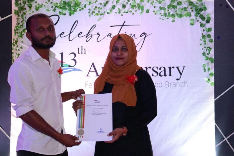 އަބްދުﷲ މަނިކުފާނުގެ ބަދަލުގައި ސެޓްފިކެޓާ ހަވާލްވީ އަޒީން އަބްދުﷲ މަނިކުފާނު 27 އަހަރު މަސައްކަތްކޮށްދެއްވާފައިވޭ އަބްދުﷲ މަނިކުފާނުގެ ބަދަލުގައި ސެޓްފިކެޓާ ހަވާލްވީ އަޒީން އަބްދުﷲ މަނިކުފާނު 27 އަހަރު މަސައްކަތްކޮށްދެއްވާފައިވޭ