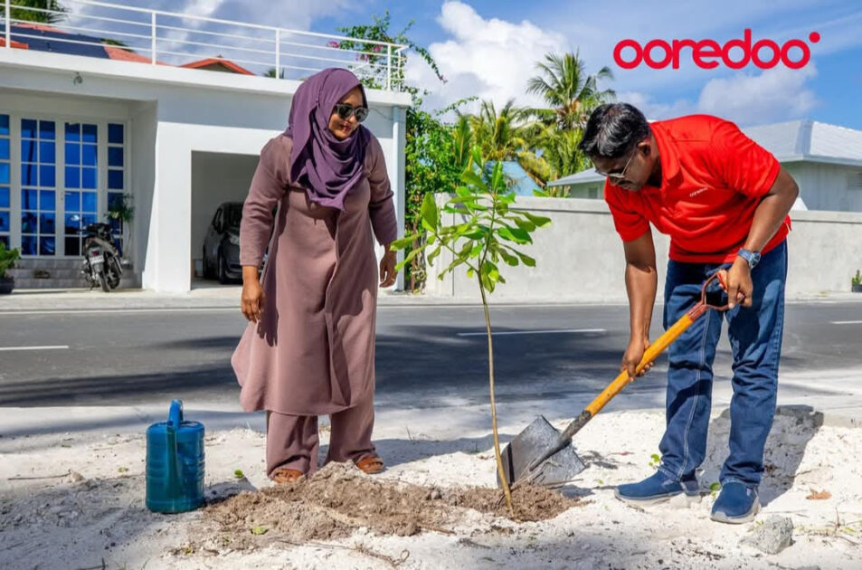 އުރީދޫ މޯލްޑިވްސްގެ ޗީފް ކޮމާޝަލް އޮފިސަރ ހުސެން ނިޔާޒާއި މީދޫ ކައުންސިލަރު ސޯލިހާ- ފޮޓޯ އުރީދޫ އުރީދޫ މޯލްޑިވްސްގެ ޗީފް ކޮމާޝަލް އޮފިސަރ ހުސެން ނިޔާޒާއި މީދޫ ކައުންސިލަރު ސޯލިހާ- ފޮޓޯ އުރީދޫ