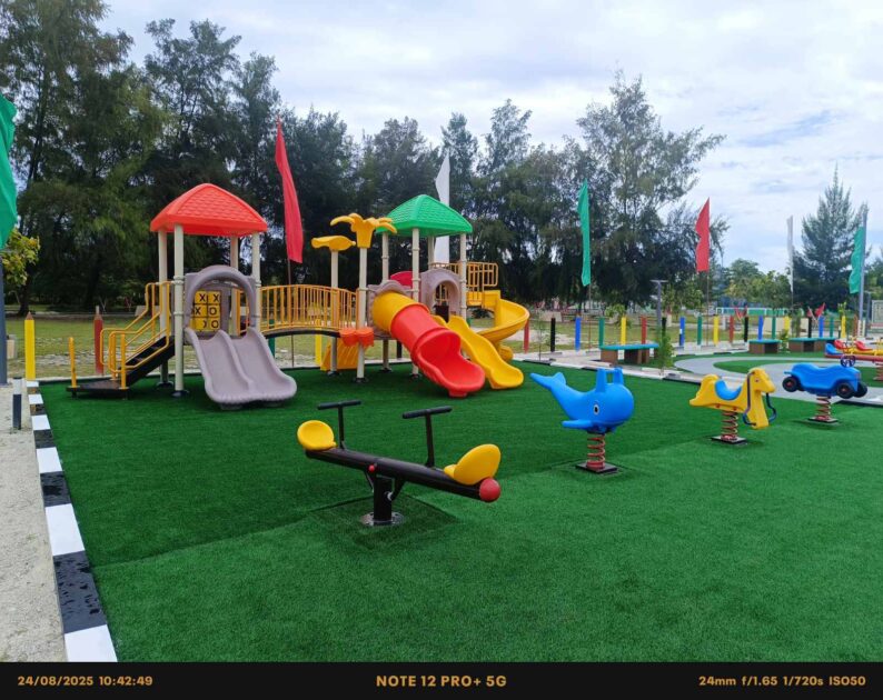 އައްޑޫ ސިޓީ މީދޫގައި އަލަށް ތަރައްޤީކުރި ކުޑަކުދީންގެ ޕާކް ހުޅުވުމުގެ ރަސްމިއްޔާތު މިއަދު ބޭއްވުމަށް ހަމަޖެހިފައިވާއިރު، މި ރަސްމިއްޔާތުގައި ބައިވެރިވުމަށް އައްޑޫގެ ހުރިހާ ލޮބުވެތި ކުޑަކުދީންނަށް މީދޫ ދާއިރާގެ ކައުންސިލަރު އާމިނަތު ސާލިހާ ވަނީ ދައުވަތު އަރުވާފައެވެ.