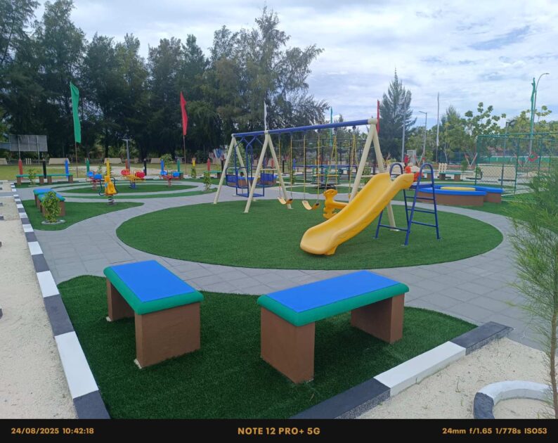 އައްޑޫ ސިޓީ މީދޫގައި އަލަށް ތަރައްޤީކުރި ކުޑަކުދީންގެ ޕާކް ހުޅުވުމުގެ ރަސްމިއްޔާތު މިއަދު ބޭއްވުމަށް ހަމަޖެހިފައިވާއިރު، މި ރަސްމިއްޔާތުގައި ބައިވެރިވުމަށް އައްޑޫގެ ހުރިހާ ލޮބުވެތި ކުޑަކުދީންނަށް މީދޫ ދާއިރާގެ ކައުންސިލަރު އާމިނަތު ސާލިހާ ވަނީ ދައުވަތު އަރުވާފައެވެ.