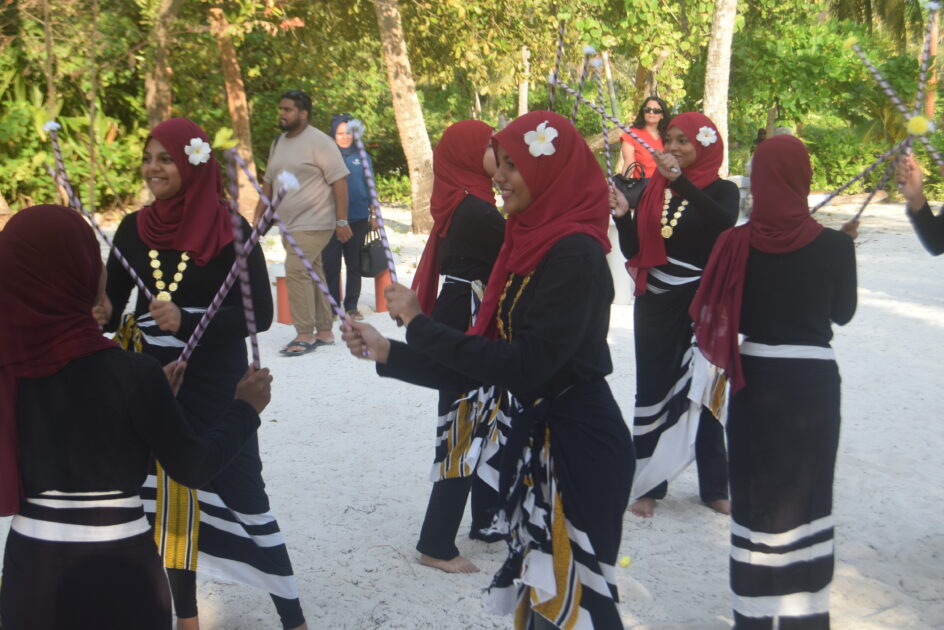 ޔޫރަޕާއި ދެކުނު އޭޝިޔާގެ ސިޔާސީ އިސްވެރިންނާއި މަދަނީ ޖަމްއިއްޔާތަކުގެ އިސް ބޭފުޅުން ހިމެނޭ ވަފުދެއް އައްޑޫސިޓީއަށް ކުރެއްވި ދަތުރުގެ ތެރެއިން މީދުއަށާ ހުޅުދުއަށް ކުރެއްވި ޒިޔާރަތުގެ ތެރެއިން ޔޫރަޕާއި ދެކުނު އޭޝިޔާގެ ސިޔާސީ އިސްވެރިންނާއި މަދަނީ ޖަމްއިއްޔާތަކުގެ އިސް ބޭފުޅުން ހިމެނޭ ވަފުދެއް އައްޑޫސިޓީއަށް ކުރެއްވި ދަތުރުގެ ތެރެއިން މީދުއަށާ ހުޅުދުއަށް ކުރެއްވި ޒިޔާރަތުގެ ތެރެއިން