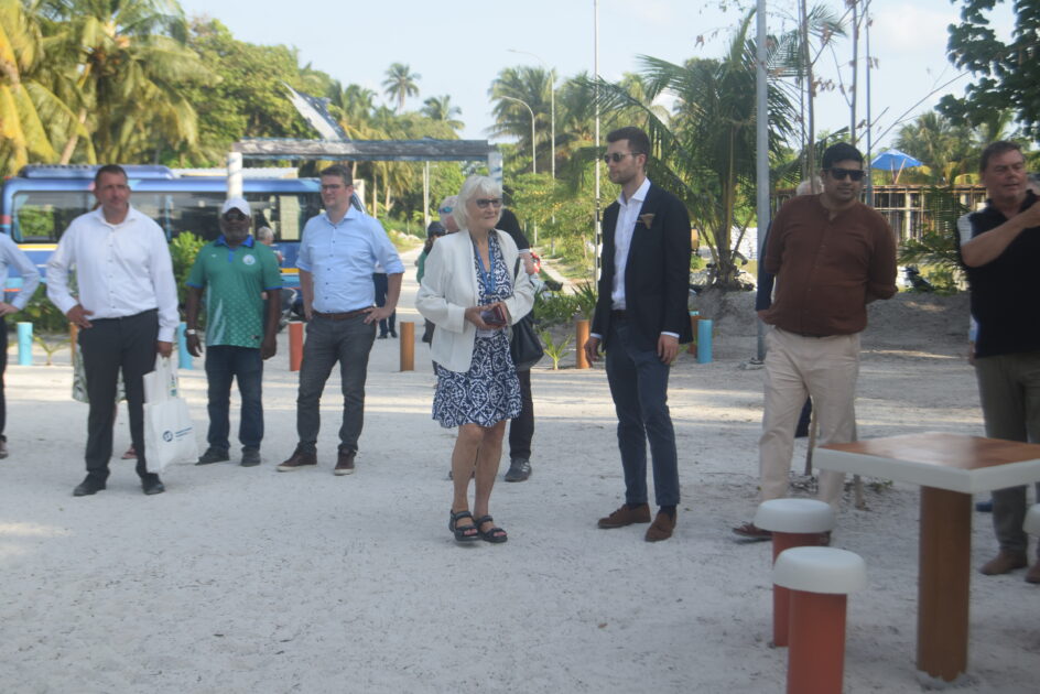 ޔޫރަޕާއި ދެކުނު އޭޝިޔާގެ ސިޔާސީ އިސްވެރިންނާއި މަދަނީ ޖަމްއިއްޔާތަކުގެ އިސް ބޭފުޅުން ހިމެނޭ ވަފުދެއް އައްޑޫސިޓީއަށް ކުރެއްވި ދަތުރުގެ ތެރެއިން މީދުއަށާ ހުޅުދުއަށް ކުރެއްވި ޒިޔާރަތުގެ ތެރެއިން ޔޫރަޕާއި ދެކުނު އޭޝިޔާގެ ސިޔާސީ އިސްވެރިންނާއި މަދަނީ ޖަމްއިއްޔާތަކުގެ އިސް ބޭފުޅުން ހިމެނޭ ވަފުދެއް އައްޑޫސިޓީއަށް ކުރެއްވި ދަތުރުގެ ތެރެއިން މީދުއަށާ ހުޅުދުއަށް ކުރެއްވި ޒިޔާރަތުގެ ތެރެއިން