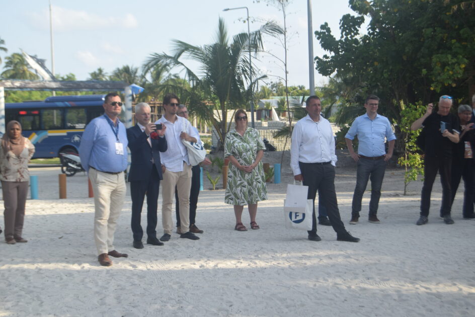 ޔޫރަޕާއި ދެކުނު އޭޝިޔާގެ ސިޔާސީ އިސްވެރިންނާއި މަދަނީ ޖަމްއިއްޔާތަކުގެ އިސް ބޭފުޅުން ހިމެނޭ ވަފުދެއް އައްޑޫސިޓީއަށް ކުރެއްވި ދަތުރުގެ ތެރެއިން މީދުއަށާ ހުޅުދުއަށް ކުރެއްވި ޒިޔާރަތުގެ ތެރެއިން ޔޫރަޕާއި ދެކުނު އޭޝިޔާގެ ސިޔާސީ އިސްވެރިންނާއި މަދަނީ ޖަމްއިއްޔާތަކުގެ އިސް ބޭފުޅުން ހިމެނޭ ވަފުދެއް އައްޑޫސިޓީއަށް ކުރެއްވި ދަތުރުގެ ތެރެއިން މީދުއަށާ ހުޅުދުއަށް ކުރެއްވި ޒިޔާރަތުގެ ތެރެއިން