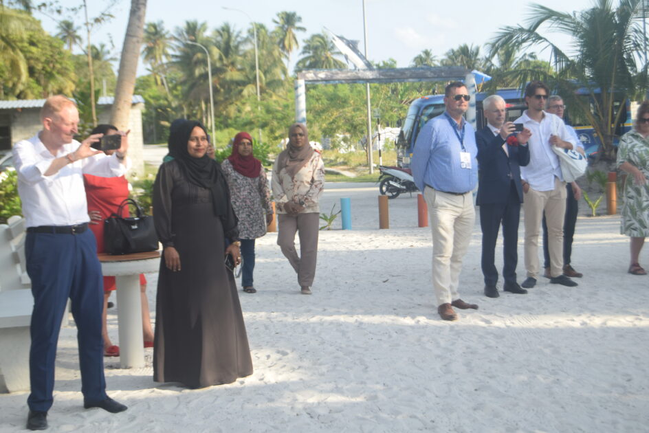 ޔޫރަޕާއި ދެކުނު އޭޝިޔާގެ ސިޔާސީ އިސްވެރިންނާއި މަދަނީ ޖަމްއިއްޔާތަކުގެ އިސް ބޭފުޅުން ހިމެނޭ ވަފުދެއް އައްޑޫސިޓީއަށް ކުރެއްވި ދަތުރުގެ ތެރެއިން މީދުއަށާ ހުޅުދުއަށް ކުރެއްވި ޒިޔާރަތުގެ ތެރެއިން ޔޫރަޕާއި ދެކުނު އޭޝިޔާގެ ސިޔާސީ އިސްވެރިންނާއި މަދަނީ ޖަމްއިއްޔާތަކުގެ އިސް ބޭފުޅުން ހިމެނޭ ވަފުދެއް އައްޑޫސިޓީއަށް ކުރެއްވި ދަތުރުގެ ތެރެއިން މީދުއަށާ ހުޅުދުއަށް ކުރެއްވި ޒިޔާރަތުގެ ތެރެއިން