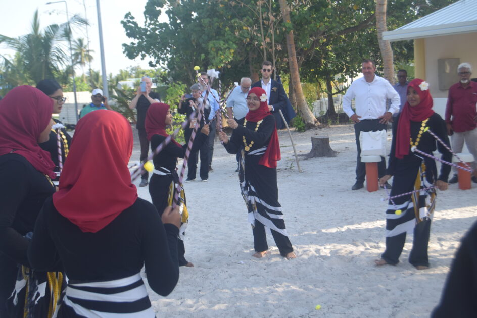 ޔޫރަޕާއި ދެކުނު އޭޝިޔާގެ ސިޔާސީ އިސްވެރިންނާއި މަދަނީ ޖަމްއިއްޔާތަކުގެ އިސް ބޭފުޅުން ހިމެނޭ ވަފުދެއް އައްޑޫސިޓީއަށް ކުރެއްވި ދަތުރުގެ ތެރެއިން މީދުއަށާ ހުޅުދުއަށް ކުރެއްވި ޒިޔާރަތުގެ ތެރެއިން ޔޫރަޕާއި ދެކުނު އޭޝިޔާގެ ސިޔާސީ އިސްވެރިންނާއި މަދަނީ ޖަމްއިއްޔާތަކުގެ އިސް ބޭފުޅުން ހިމެނޭ ވަފުދެއް އައްޑޫސިޓީއަށް ކުރެއްވި ދަތުރުގެ ތެރެއިން މީދުއަށާ ހުޅުދުއަށް ކުރެއްވި ޒިޔާރަތުގެ ތެރެއިން