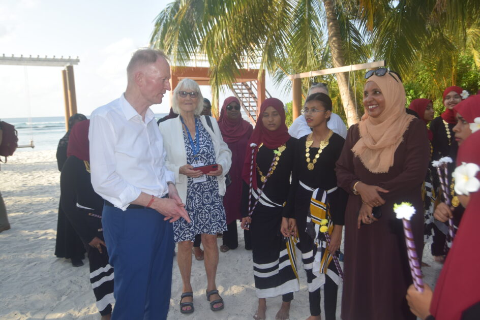 ޔޫރަޕާއި ދެކުނު އޭޝިޔާގެ ސިޔާސީ އިސްވެރިންނާއި މަދަނީ ޖަމްއިއްޔާތަކުގެ އިސް ބޭފުޅުން ހިމެނޭ ވަފުދެއް އައްޑޫސިޓީއަށް ކުރެއްވި ދަތުރުގެ ތެރެއިން މީދުއަށާ ހުޅުދުއަށް ކުރެއްވި ޒިޔާރަތުގެ ތެރެއިން ޔޫރަޕާއި ދެކުނު އޭޝިޔާގެ ސިޔާސީ އިސްވެރިންނާއި މަދަނީ ޖަމްއިއްޔާތަކުގެ އިސް ބޭފުޅުން ހިމެނޭ ވަފުދެއް އައްޑޫސިޓީއަށް ކުރެއްވި ދަތުރުގެ ތެރެއިން މީދުއަށާ ހުޅުދުއަށް ކުރެއްވި ޒިޔާރަތުގެ ތެރެއިން