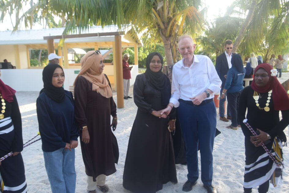 ޔޫރަޕާއި ދެކުނު އޭޝިޔާގެ ސިޔާސީ އިސްވެރިންނާއި މަދަނީ ޖަމްއިއްޔާތަކުގެ އިސް ބޭފުޅުން ހިމެނޭ ވަފުދެއް އައްޑޫސިޓީއަށް ކުރެއްވި ދަތުރުގެ ތެރެއިން މީދުއަށާ ހުޅުދުއަށް ކުރެއްވި ޒިޔާރަތުގެ ތެރެއިން ޔޫރަޕާއި ދެކުނު އޭޝިޔާގެ ސިޔާސީ އިސްވެރިންނާއި މަދަނީ ޖަމްއިއްޔާތަކުގެ އިސް ބޭފުޅުން ހިމެނޭ ވަފުދެއް އައްޑޫސިޓީއަށް ކުރެއްވި ދަތުރުގެ ތެރެއިން މީދުއަށާ ހުޅުދުއަށް ކުރެއްވި ޒިޔާރަތުގެ ތެރެއިން