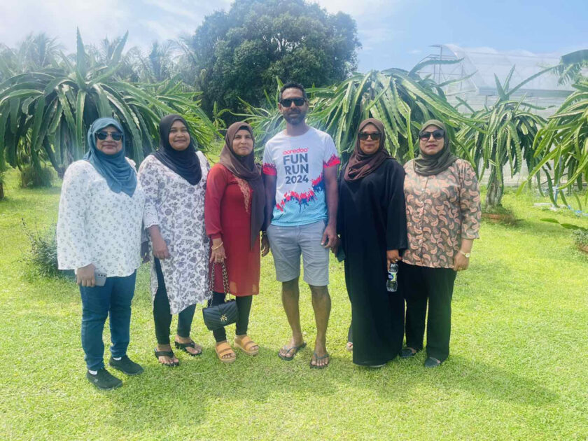 އޭދަފުށީ އަންހެނުންގެ ތަރައްޤީއަށް މަސައްކަތްކުރާ ކޮމިޓީގެ މެންބަރުން ޒުވާން ދަނޑުވެރިޔާގެ ޑްރެގަން ފުރުޓު ދަނޑަށް ކުރެއްވި ޒިޔާރަތުގައި ޒުވާން ދަނޑުވެރިޔާއާއިއެކުގައި އޭދަފުށީ އަންހެނުންގެ ތަރައްޤީއަށް މަސައްކަތްކުރާ ކޮމިޓީގެ މެންބަރުން ޒުވާން ދަނޑުވެރިޔާގެ ޑްރެގަން ފުރުޓު ދަނޑަށް ކުރެއްވި ޒިޔާރަތުގައި ޒުވާން ދަނޑުވެރިޔާއާއިއެކުގައި
