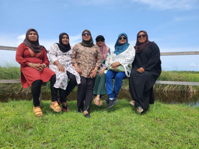 އޭދަފުށީ އަންހެނުންގެ ތަރައްޤީއަށް މަސައްކަތްކުރާ ކޮމިޓީގެ މެންބަރުން އެކޯގާޑަންއަށް ކުރެއްވި ޒިޔާރަތުގެ ތެރެއިން އޭދަފުށީ އަންހެނުންގެ ތަރައްޤީއަށް މަސައްކަތްކުރާ ކޮމިޓީގެ މެންބަރުން އެކޯގާޑަންއަށް ކުރެއްވި ޒިޔާރަތުގެ ތެރެއިން