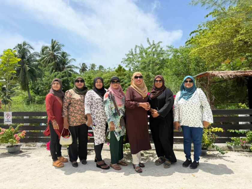 އޭދަފުށީ އަންހެނުންގެ ތަރައްޤީއަށް މަސައްކަތްކުރާ ކޮމިޓީގެ މެންބަރުން ޑަކްޕާކަށް ކުރެއްވި ޒިޔާރަތުގެ ތެރެއިން އޭދަފުށީ އަންހެނުންގެ ތަރައްޤީއަށް މަސައްކަތްކުރާ ކޮމިޓީގެ މެންބަރުން ޑަކްޕާކަށް ކުރެއްވި ޒިޔާރަތުގެ ތެރެއިން