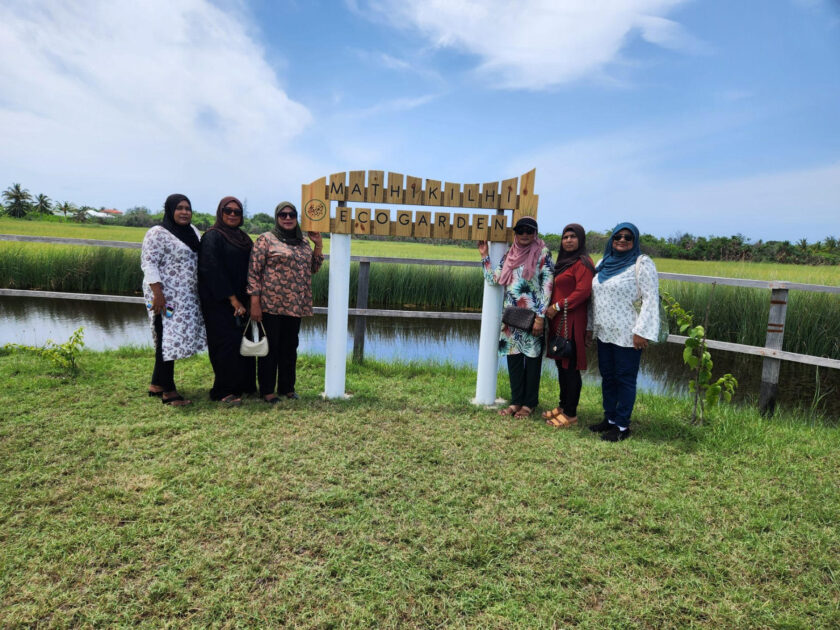 އޭދަފުށީ އަންހެނުންގެ ތަރައްޤީއަށް މަސައްކަތްކުރާ ކޮމިޓީގެ މެންބަރުން އެކޯގާޑަންއަށް ކުރެއްވި ޒިޔާރަތުގެ ތެރެއިން އޭދަފުށީ އަންހެނުންގެ ތަރައްޤީއަށް މަސައްކަތްކުރާ ކޮމިޓީގެ މެންބަރުން އެކޯގާޑަންއަށް ކުރެއްވި ޒިޔާރަތުގެ ތެރެއިން