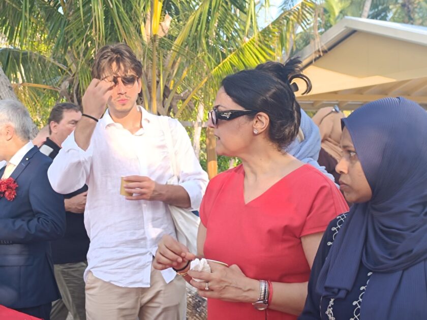 ޔޫރަޕާއި ދެކުނު އޭޝިޔާގެ ސިޔާސީ އިސްވެރިންނާއި މަދަނީ ޖަމްއިއްޔާތަކުގެ އިސް ބޭފުޅުން ހިމެނޭ ވަފުދެއް އައްޑޫސިޓީއަށް ކުރެއްވި ދަތުރުގެ ތެރެއިން މީދުއަށާ ހުޅުދުއަށް ކުރެއްވި ޒިޔާރަތުގެ ތެރެއިން ޔޫރަޕާއި ދެކުނު އޭޝިޔާގެ ސިޔާސީ އިސްވެރިންނާއި މަދަނީ ޖަމްއިއްޔާތަކުގެ އިސް ބޭފުޅުން ހިމެނޭ ވަފުދެއް އައްޑޫސިޓީއަށް ކުރެއްވި ދަތުރުގެ ތެރެއިން މީދުއަށާ ހުޅުދުއަށް ކުރެއްވި ޒިޔާރަތުގެ ތެރެއިން