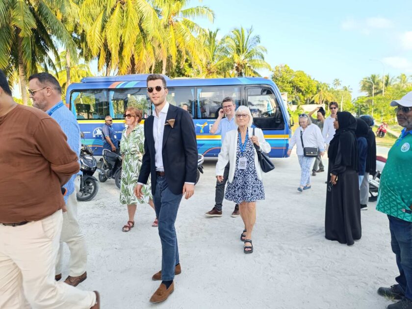 ޔޫރަޕާއި ދެކުނު އޭޝިޔާގެ ސިޔާސީ އިސްވެރިންނާއި މަދަނީ ޖަމްއިއްޔާތަކުގެ އިސް ބޭފުޅުން ހިމެނޭ ވަފުދެއް އައްޑޫސިޓީއަށް ކުރެއްވި ދަތުރުގެ ތެރެއިން މީދުއަށާ ހުޅުދުއަށް ކުރެއްވި ޒިޔާރަތުގެ ތެރެއިން ޔޫރަޕާއި ދެކުނު އޭޝިޔާގެ ސިޔާސީ އިސްވެރިންނާއި މަދަނީ ޖަމްއިއްޔާތަކުގެ އިސް ބޭފުޅުން ހިމެނޭ ވަފުދެއް އައްޑޫސިޓީއަށް ކުރެއްވި ދަތުރުގެ ތެރެއިން މީދުއަށާ ހުޅުދުއަށް ކުރެއްވި ޒިޔާރަތުގެ ތެރެއިން