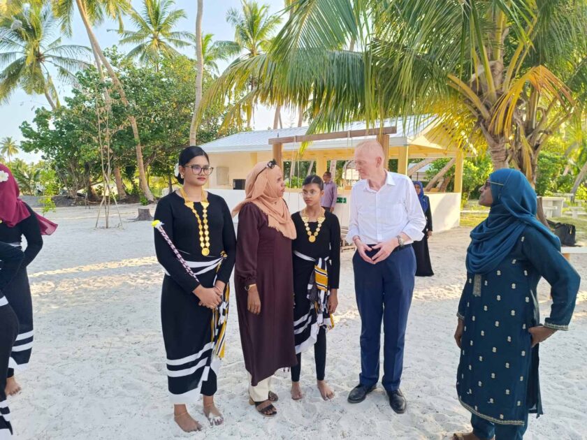 ޔޫރަޕާއި ދެކުނު އޭޝިޔާގެ ސިޔާސީ އިސްވެރިންނާއި މަދަނީ ޖަމްއިއްޔާތަކުގެ އިސް ބޭފުޅުން ހިމެނޭ ވަފުދެއް އައްޑޫސިޓީއަށް ކުރެއްވި ދަތުރުގެ ތެރެއިން މީދުއަށާ ހުޅުދުއަށް ކުރެއްވި ޒިޔާރަތުގެ ތެރެއިން ޔޫރަޕާއި ދެކުނު އޭޝިޔާގެ ސިޔާސީ އިސްވެރިންނާއި މަދަނީ ޖަމްއިއްޔާތަކުގެ އިސް ބޭފުޅުން ހިމެނޭ ވަފުދެއް އައްޑޫސިޓީއަށް ކުރެއްވި ދަތުރުގެ ތެރެއިން މީދުއަށާ ހުޅުދުއަށް ކުރެއްވި ޒިޔާރަތުގެ ތެރެއިން