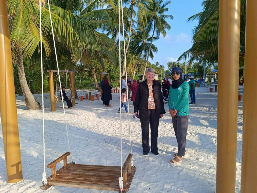 ޔޫރަޕާއި ދެކުނު އޭޝިޔާގެ ސިޔާސީ އިސްވެރިންނާއި މަދަނީ ޖަމްއިއްޔާތަކުގެ އިސް ބޭފުޅުން ހިމެނޭ ވަފުދެއް އައްޑޫސިޓީއަށް ކުރެއްވި ދަތުރުގެ ތެރެއިން މީދުއަށާ ހުޅުދުއަށް ކުރެއްވި ޒިޔާރަތުގެ ތެރެއިން ޔޫރަޕާއި ދެކުނު އޭޝިޔާގެ ސިޔާސީ އިސްވެރިންނާއި މަދަނީ ޖަމްއިއްޔާތަކުގެ އިސް ބޭފުޅުން ހިމެނޭ ވަފުދެއް އައްޑޫސިޓީއަށް ކުރެއްވި ދަތުރުގެ ތެރެއިން މީދުއަށާ ހުޅުދުއަށް ކުރެއްވި ޒިޔާރަތުގެ ތެރެއިން