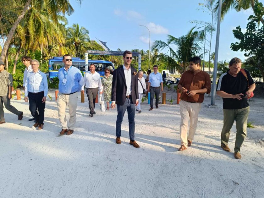 ޔޫރަޕާއި ދެކުނު އޭޝިޔާގެ ސިޔާސީ އިސްވެރިންނާއި މަދަނީ ޖަމްއިއްޔާތަކުގެ އިސް ބޭފުޅުން ހިމެނޭ ވަފުދެއް އައްޑޫސިޓީއަށް ކުރެއްވި ދަތުރުގެ ތެރެއިން މީދުއަށާ ހުޅުދުއަށް ކުރެއްވި ޒިޔާރަތުގެ ތެރެއިން ޔޫރަޕާއި ދެކުނު އޭޝިޔާގެ ސިޔާސީ އިސްވެރިންނާއި މަދަނީ ޖަމްއިއްޔާތަކުގެ އިސް ބޭފުޅުން ހިމެނޭ ވަފުދެއް އައްޑޫސިޓީއަށް ކުރެއްވި ދަތުރުގެ ތެރެއިން މީދުއަށާ ހުޅުދުއަށް ކުރެއްވި ޒިޔާރަތުގެ ތެރެއިން