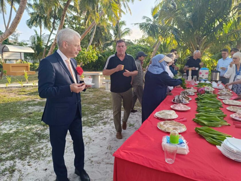 ޔޫރަޕާއި ދެކުނު އޭޝިޔާގެ ސިޔާސީ އިސްވެރިންނާއި މަދަނީ ޖަމްއިއްޔާތަކުގެ އިސް ބޭފުޅުން ހިމެނޭ ވަފުދެއް އައްޑޫސިޓީއަށް ކުރެއްވި ދަތުރުގެ ތެރެއިން މީދުއަށާ ހުޅުދުއަށް ކުރެއްވި ޒިޔާރަތުގެ ތެރެއިން ޔޫރަޕާއި ދެކުނު އޭޝިޔާގެ ސިޔާސީ އިސްވެރިންނާއި މަދަނީ ޖަމްއިއްޔާތަކުގެ އިސް ބޭފުޅުން ހިމެނޭ ވަފުދެއް އައްޑޫސިޓީއަށް ކުރެއްވި ދަތުރުގެ ތެރެއިން މީދުއަށާ ހުޅުދުއަށް ކުރެއްވި ޒިޔާރަތުގެ ތެރެއިން