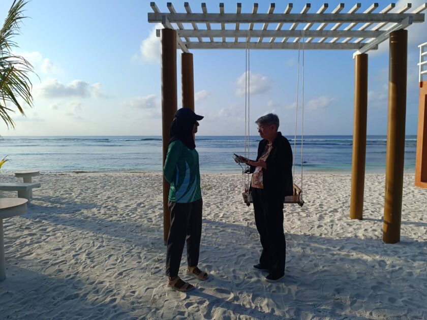 ޔޫރަޕާއި ދެކުނު އޭޝިޔާގެ ސިޔާސީ އިސްވެރިންނާއި މަދަނީ ޖަމްއިއްޔާތަކުގެ އިސް ބޭފުޅުން ހިމެނޭ ވަފުދެއް އައްޑޫސިޓީއަށް ކުރެއްވި ދަތުރުގެ ތެރެއިން މީދުއަށާ ހުޅުދުއަށް ކުރެއްވި ޒިޔާރަތުގެ ތެރެއިން ޔޫރަޕާއި ދެކުނު އޭޝިޔާގެ ސިޔާސީ އިސްވެރިންނާއި މަދަނީ ޖަމްއިއްޔާތަކުގެ އިސް ބޭފުޅުން ހިމެނޭ ވަފުދެއް އައްޑޫސިޓީއަށް ކުރެއްވި ދަތުރުގެ ތެރެއިން މީދުއަށާ ހުޅުދުއަށް ކުރެއްވި ޒިޔާރަތުގެ ތެރެއިން