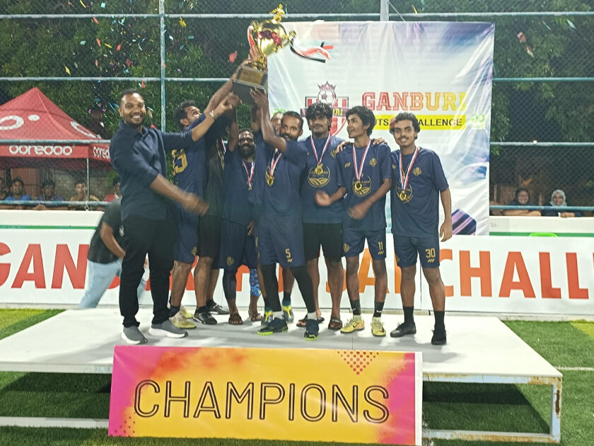 ޗެމްޕިއަން ޓީމަށް ތައްޓާއި އިނާމު އަދި މެޑެލް ހަވާލުކޮށްދެއްވީ ޝަރަފްވެރި މެހުމާނު، ރައްޔިތުންގެ މަޖިލީހުގެ މީދޫ ދާއިރާގެ މެންބަރު އަބްދުއްރަޙްމާން (އައްދު) ޗެމްޕިއަން ޓީމަށް ތައްޓާއި އިނާމު އަދި މެޑެލް ހަވާލުކޮށްދެއްވީ ޝަރަފްވެރި މެހުމާނު، ރައްޔިތުންގެ މަޖިލީހުގެ މީދޫ ދާއިރާގެ މެންބަރު އަބްދުއްރަޙްމާން (އައްދު)