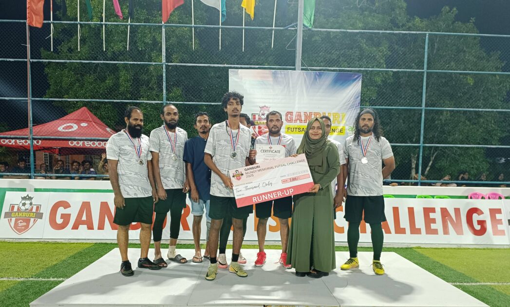 ރޭ ނިމިގެން ދިޔަ "ގަންބުރު މުންގީ މެމޯރިއަލް ފުޓްސަލް ޗެލެންޖް 2025 " ގެ ރަނައަޕްޓީމަށް އިނާމާ މެޑަލް ހަވާލްކޮށްދެއްވީ މީދޫ ކައުންސިލަރު އާމިނަތު ސޯލިހާ ރޭ ނިމިގެން ދިޔަ "ގަންބުރު މުންގީ މެމޯރިއަލް ފުޓްސަލް ޗެލެންޖް 2025 " ގެ ރަނައަޕްޓީމަށް އިނާމާ މެޑަލް ހަވާލްކޮށްދެއްވީ މީދޫ ކައުންސިލަރު އާމިނަތު ސޯލިހާ