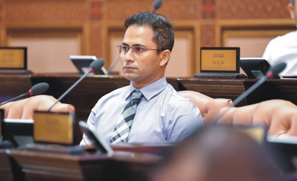 ލާމަރުކަޒީ ގާނޫނު އިސްލާހުކުރުމަށް ބިލު ހުށަހެޅުއްވި މެންބަރު އިބްރާހީމް ހުސައިން - ފޮޓޯ: މަޖިލިސް ލާމަރުކަޒީ ގާނޫނު އިސްލާހުކުރުމަށް ބިލު ހުށަހެޅުއްވި މެންބަރު އިބްރާހީމް ހުސައިން - ފޮޓޯ: މަޖިލިސް