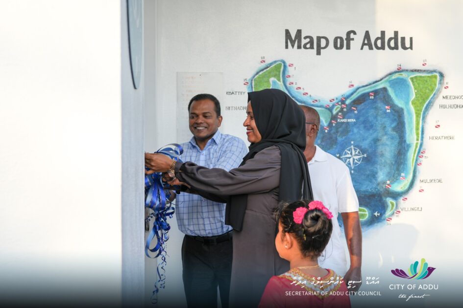 އައްޑޫ ސިޓީގެ ފަތުރުވެރިކަމަށް އައު މަންޒިލެއް: މީދޫ ސްކޫބާ ކްލަބް ހުޅުވުމުގެ ރަސްމިއްޔާތުގެ ތެރެއިން- ފޮޓޯ ކްރެޑިޓް: އައްޑޫސިޓީ ކައުންސިލް އައްޑޫ ސިޓީގެ ފަތުރުވެރިކަމަށް އައު މަންޒިލެއް: މީދޫ ސްކޫބާ ކްލަބް ހުޅުވުމުގެ ރަސްމިއްޔާތުގެ ތެރެއިން- ފޮޓޯ ކްރެޑިޓް: އައްޑޫސިޓީ ކައުންސިލް