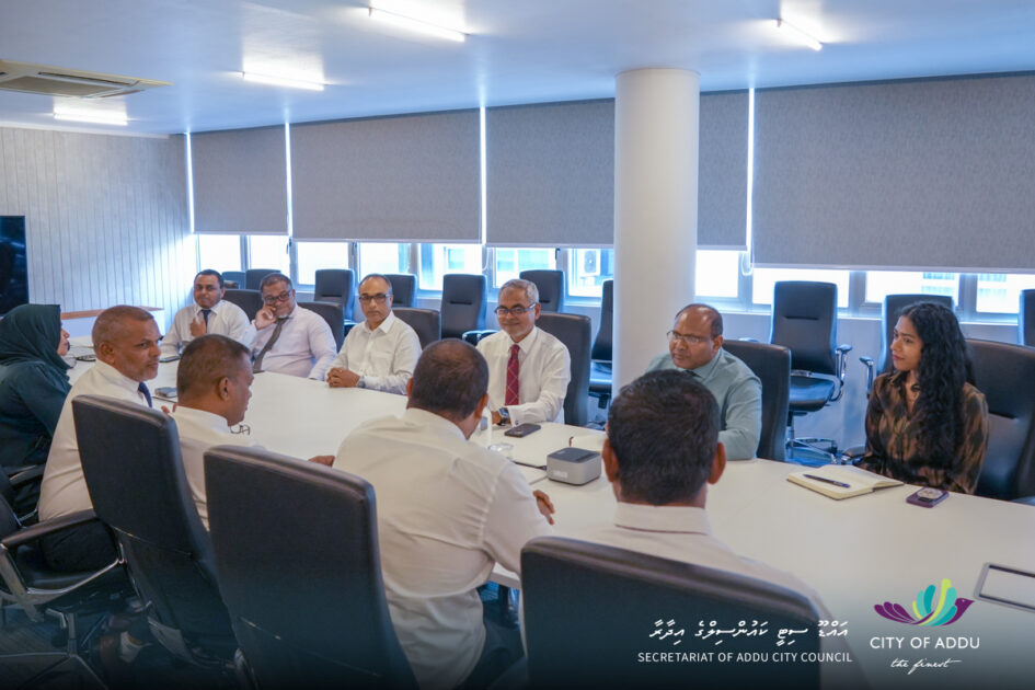 އައްޑޫސިޓީ ކައުންސިލްއިން މާލެސިޓީ އަށް ކުރައްވާ ރަސްމީދަތުރުފުޅުގައި މިނިސްޓްރީ އޮފް ޓޫރިޒަމް އެންޑް އެންވަޔަރަމަންޓް އާއި އެކު ބައްދަލުވުމުގެ ތެރެއިން. އައްޑޫސިޓީ ކައުންސިލްއިން މާލެސިޓީ އަށް ކުރައްވާ ރަސްމީދަތުރުފުޅުގައި މިނިސްޓްރީ އޮފް ޓޫރިޒަމް އެންޑް އެންވަޔަރަމަންޓް އާއި އެކު ބައްދަލުވުމުގެ ތެރެއިން.