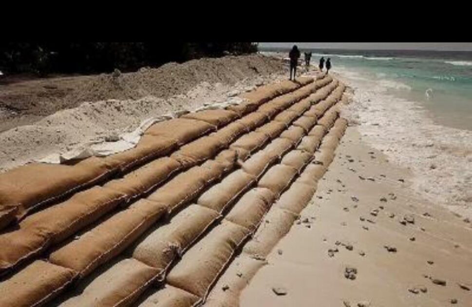 މީގެ 4 އަހަރުކުރީން ޖިއޯ ބޭގް ޖެހިފައިހުން ނަގާފައިވާ ފޮޓޯއެއް ( ފޮޓޯ އޭއޯ ނިއުސް )