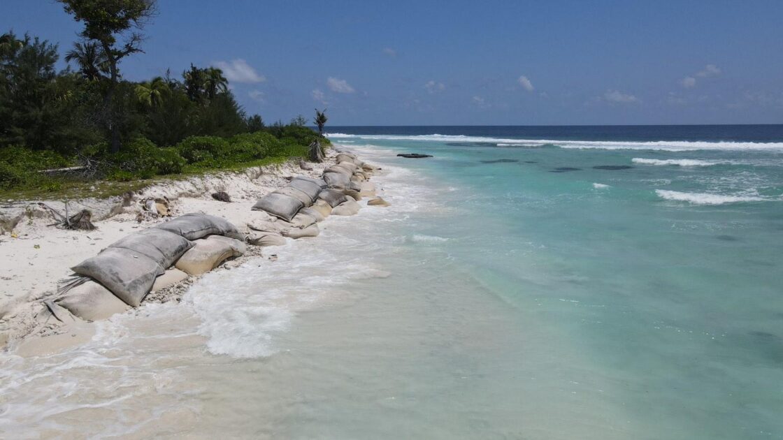 މި މައްސަލައަށް އަވަސް އަދި ހަރުދަނާ ފިޔަވަޅުތަކެއް އަޅައި، ދެމެހެއްޓެނިވި ހައްލެއް ހޯދުމަކީ މީދޫ ރައްޔިތުންގެ އެދުމެކެވެ. 06-09--2025