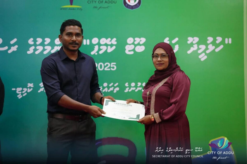 6.01 ކިލޯ ބަރުދަން ލުއިކޮށްގެން މިކޭމްޕުން 1 ވަނަ ހޯދާފައިވަނީ ، މީދޫ މެޒޯ އާމިނަތު އަޒުމީނާ -