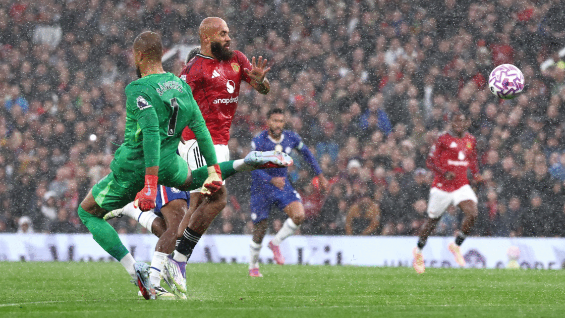 މެޗުގެ ފަސް ވަނަ މިނިޓްގައި ޗެލްސީގެ ގޯލްކީޕަރު، ސަންޗޭޒް ޔުނައިޓެޑްގެ ބްރަޔާން އެމްބުއޭމޯ އަށް ފައުލުކޮށްގެން ރަތްކާޑު ދެއްކުނު