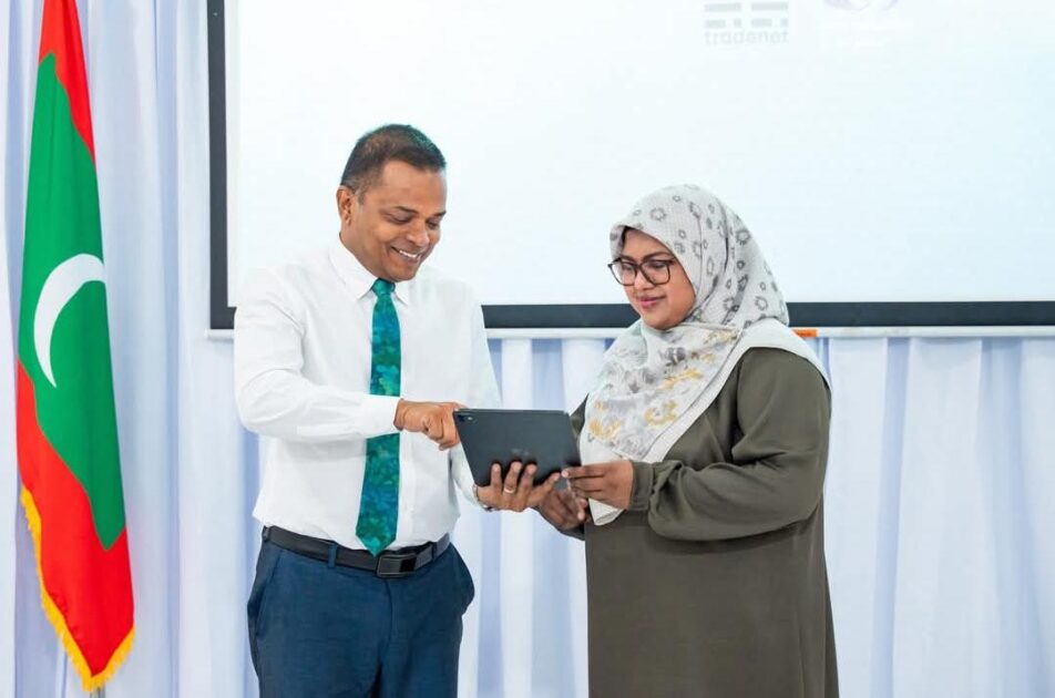 ވަން.ގަވް ޚިދުމަތް އިފްތިތާޙުކޮށްދެއްވީ ޓްރޭޑް ނެޓްގެ މެނޭޖިންގ ޑިރެކްޓަރު ސަޢީދާ ޢުމަރާއި އައްޑޫ ސިޓީގެ މޭޔަރު ޢަލީ ނިޒާރެވެ.