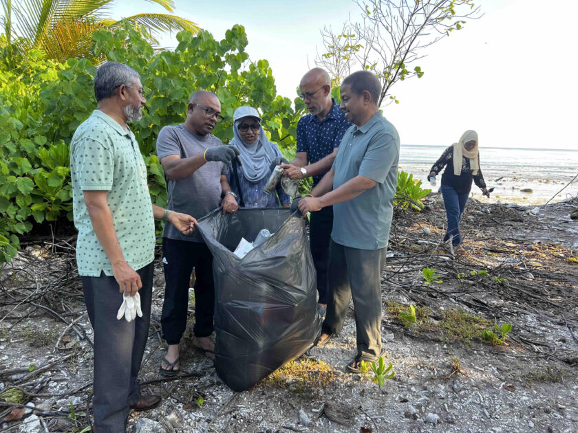 ތިމާވެށި ސާފުކުރުމުގެ ހަރަކާތުން ފެނުނު އެއްބައިވަންތަކަމުގެ ރޫޙު: އައްޑޫގެ މީދޫގައި ކުރިއަށްގެންދެވުނު ގޮނޑުދޮށް ސާފުކުރުމުގެ ހަރަކާތް