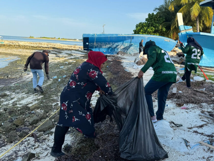 ތިމާވެށި ސާފުކުރުމުގެ ހަރަކާތުން ފެނުނު އެއްބައިވަންތަކަމުގެ ރޫޙު: އައްޑޫގެ މީދޫގައި ކުރިއަށްގެންދެވުނު ގޮނޑުދޮށް ސާފުކުރުމުގެ ހަރަކާތް