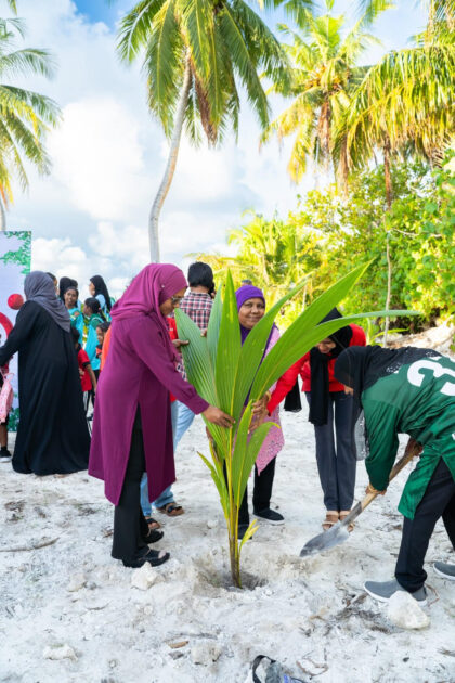 އުރީދޫ މޯލްޑިވްސް އާއި ސ. މީދޫގެ ނަލަފެހި ޖަމްއިއްޔާ ގުޅިގެން، ކުރިއަށް ގެންދެވުނު ގަސްއިންދުމުގެ ޚާއްސަ ޕްރޮގްރާމްގެ ތެރެއިން އުރީދޫ މޯލްޑިވްސް އާއި ސ. މީދޫގެ ނަލަފެހި ޖަމްއިއްޔާ ގުޅިގެން، ކުރިއަށް ގެންދެވުނު ގަސްއިންދުމުގެ ޚާއްސަ ޕްރޮގްރާމްގެ ތެރެއިން