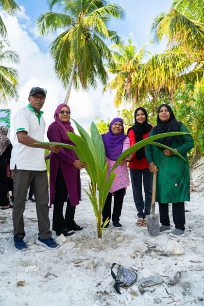 އުރީދޫ މޯލްޑިވްސް އާއި ސ. މީދޫގެ ނަލަފެހި ޖަމްއިއްޔާ ގުޅިގެން، ކުރިއަށް ގެންދެވުނު ގަސްއިންދުމުގެ ޚާއްސަ ޕްރޮގްރާމްގެ ތެރެއިން އުރީދޫ މޯލްޑިވްސް އާއި ސ. މީދޫގެ ނަލަފެހި ޖަމްއިއްޔާ ގުޅިގެން، ކުރިއަށް ގެންދެވުނު ގަސްއިންދުމުގެ ޚާއްސަ ޕްރޮގްރާމްގެ ތެރެއިން