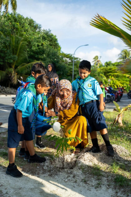 އޯގަސްޓްމަހުގެ 26 ވަނަ ދުވަހު ކުރިއަށް ގެންދެވުނު ގަސްއިންދުމުގެ ޚާއްސަ ހަރަކާތުގައި ސ. އަތޮޅުމަދަރުސާގެ ދަރިވަރުންނާއި، ޝަރީފީ ޕްރީ ސްކޫލްގެ ދަރިވަރުން އަދި އަސްރިއްޔާ ޕްރީސްކޫލްގެ ގިނައަދަދެއްގެ ދަރިވަރުން ބައިވެރިވެފައިވެއެވެ. އޯގަސްޓްމަހުގެ 26 ވަނަ ދުވަހު ކުރިއަށް ގެންދެވުނު ގަސްއިންދުމުގެ ޚާއްސަ ހަރަކާތުގައި ސ. އަތޮޅުމަދަރުސާގެ ދަރިވަރުންނާއި، ޝަރީފީ ޕްރީ ސްކޫލްގެ ދަރިވަރުން އަދި އަސްރިއްޔާ ޕްރީސްކޫލްގެ ގިނައަދަދެއްގެ ދަރިވަރުން ބައިވެރިވެފައިވެއެވެ.