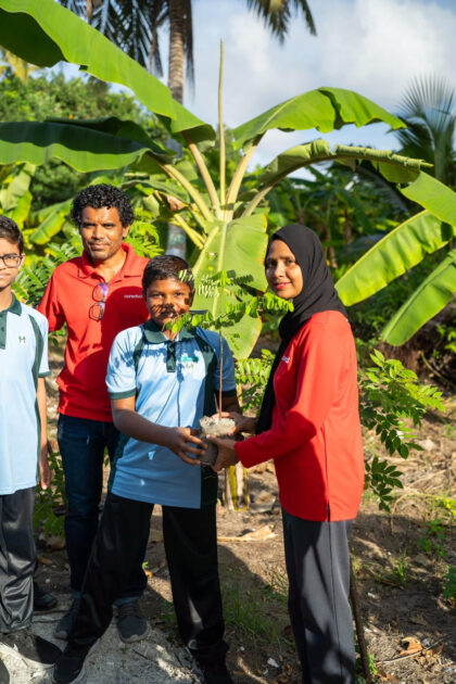 އޯގަސްޓްމަހުގެ 26 ވަނަ ދުވަހު ކުރިއަށް ގެންދެވުނު ގަސްއިންދުމުގެ ޚާއްސަ ހަރަކާތުގައި ސ. އަތޮޅުމަދަރުސާގެ ދަރިވަރުންނާއި، ޝަރީފީ ޕްރީ ސްކޫލްގެ ދަރިވަރުން އަދި އަސްރިއްޔާ ޕްރީސްކޫލްގެ ގިނައަދަދެއްގެ ދަރިވަރުން ބައިވެރިވެފައިވެއެވެ. އޯގަސްޓްމަހުގެ 26 ވަނަ ދުވަހު ކުރިއަށް ގެންދެވުނު ގަސްއިންދުމުގެ ޚާއްސަ ހަރަކާތުގައި ސ. އަތޮޅުމަދަރުސާގެ ދަރިވަރުންނާއި، ޝަރީފީ ޕްރީ ސްކޫލްގެ ދަރިވަރުން އަދި އަސްރިއްޔާ ޕްރީސްކޫލްގެ ގިނައަދަދެއްގެ ދަރިވަރުން ބައިވެރިވެފައިވެއެވެ.