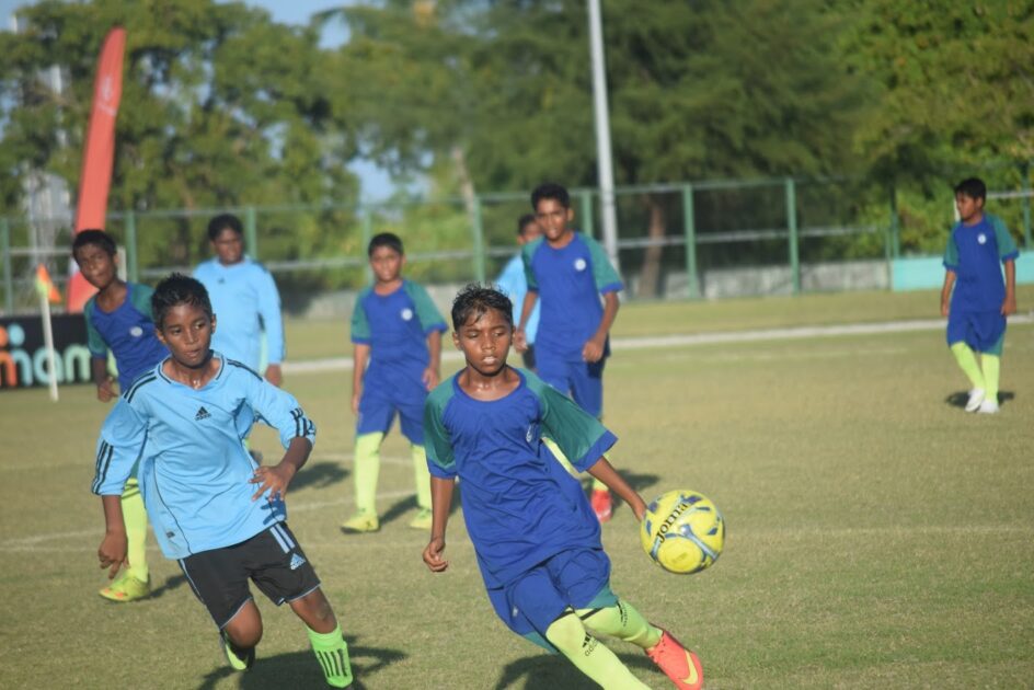 ހިތަދޫގައި ބޭއްވުނު އިންޓަރ ސްކޫލް ފުޓްބޯޅަ މުބާރާތެއް- މީދޫ ޝަމްސުއްދީން ސްކޫލް ޓީމްގެ ކުޅުންތެރީން ވާދަކޮށް ރަގަޅު ކާމިޔާބެއް ހޯދާފައިވޭ