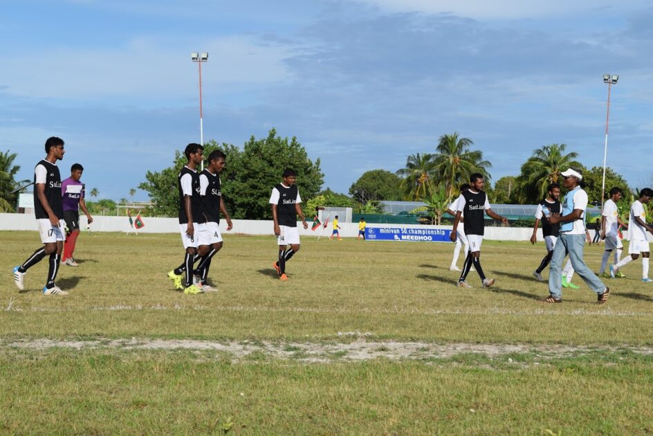 މީދޫގައި ބޭއްވުނު މިނިވަންޗެމްޕިއަންޝިޕް ފުޓްބޯޅަ މުބާރާތް: މީދޫޓީމް ކުޅުނު މެޗެއްގެ ތެރެއިން