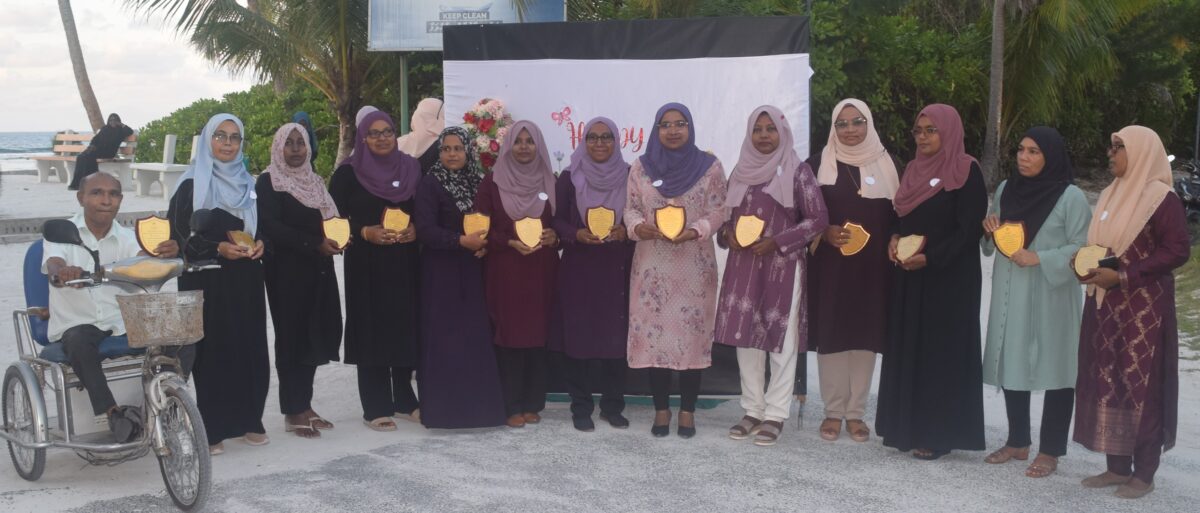 މުދައްރިސުންގެ ދުވަސް– 20 އަހަރަށްވުރެ ގިނަދުވަހު މެދުނުކެޑި ޚިދުމަތް ކުރައްވަމުން ގެންދަވާ ޓީޗަރުން ހަނދާނީ ޝީލްޑް ދެއްވައިފި